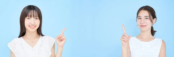 Asiático Jovens Mulheres Posando Com Seus Dedos Indicadores Para Cima — Fotografia de Stock