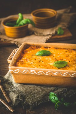 Fusilli makarna, domates sosu, ahşap zemin üzerinde fesleğen ve peynir, dikey