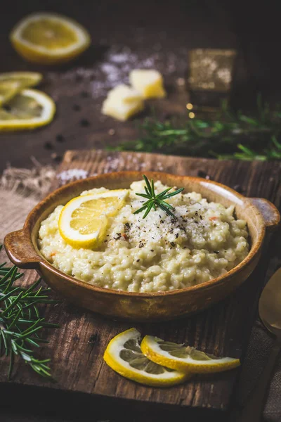 Risoto Arroz Limão Com Alecrim Fundo Madeira Escura Vertical — Fotografia de Stock