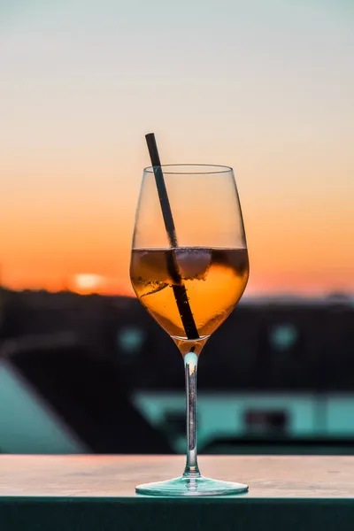 Bicchiere Con Cocktail All Arancia Aperol Spritz Balcone Tramonto Verticale — Foto Stock