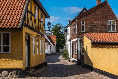 Ribe, Danimarka - 4 Ağustos 2021: Danimarka 'nın en eski şehri Ribe' de küçük bir sokak