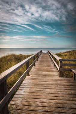 Kuzey Denizi, Sylt adasında, Wenningstedt 'te tahta bir yürüyüş yolu.