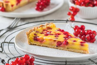 Beyaz arkaplanda ev yapımı kırmızı frenk üzümü turtası