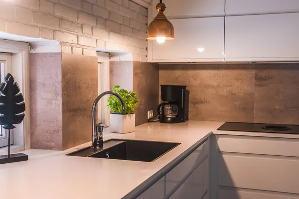 Modern Kitchenette White Worktop Black Sink Metal Lamps Industrial Style — Stock Photo, Image