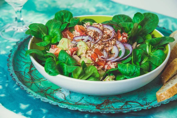 ピーマンとマグロのサラダ キュウリ バティックパターンと緑のテーブルクロス玉ねぎとレタス — ストック写真