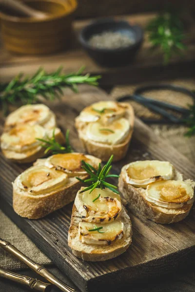Keçi Peyniri Bal Ile Pişirilmiş Ekmek Dilimleri Tahta Arka Planda — Stok fotoğraf