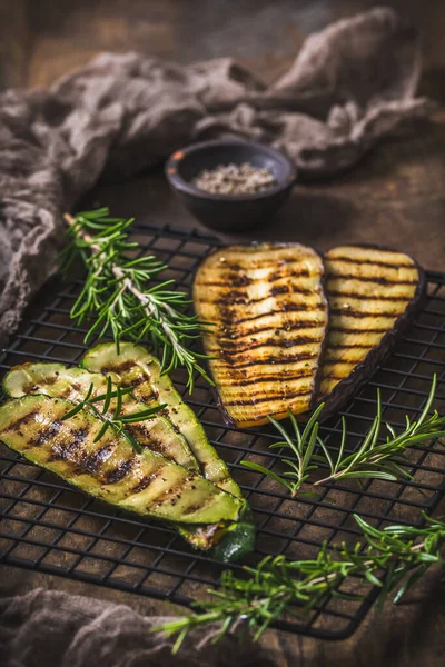 Grilled Zucchini Eggplant Slices Cooling Rack Wooden Background Vertical — Stock Photo, Image
