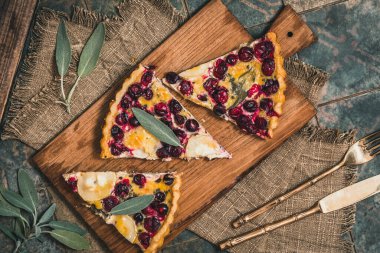 Yaban mersinli keçi peynirli tart parçaları.