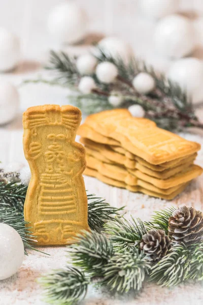 Beyaz arka planda noel süslemeli özel bisküviler. Noel için Avrupa spesiyali. Dikey.
