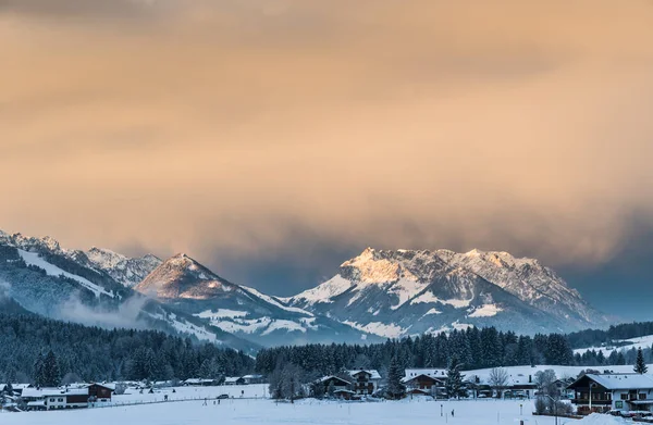 在冬季美丽的晨光下 观赏雪白的欧洲阿尔卑斯山 复制空间 — 图库照片