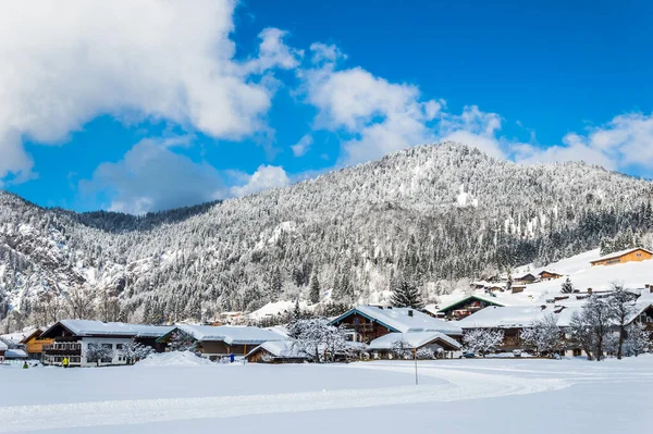 德国阿尔卑斯山中的雪村和阳光灿烂的冬日美丽的冬季风景 — 图库照片