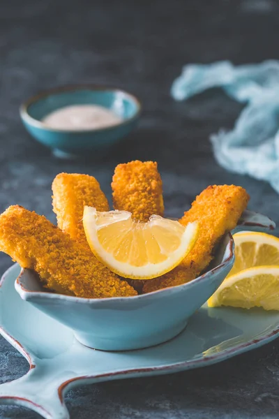 Mavi Arka Planda Limonlu Ekşi Kremalı Balık Kroket Dikey — Stok fotoğraf