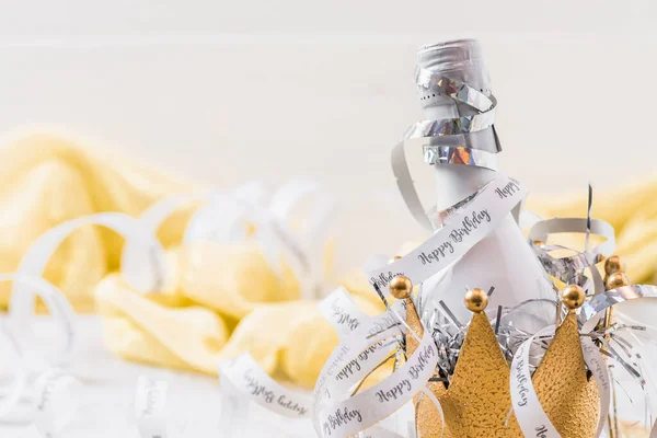 Невелика Біла Пляшка Ігристим Вином Декоративній Золотій Металевій Короні Прикрашена — стокове фото
