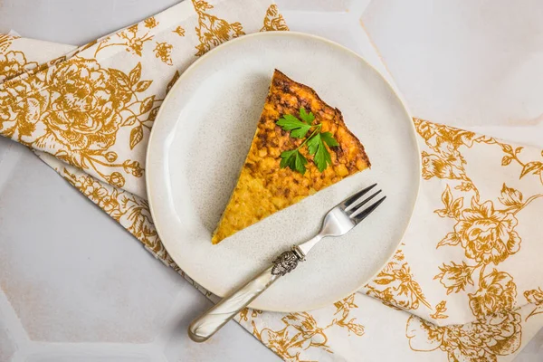 白い背景の白いテーブルの上にポテトケーキ スペインのトルティーヤ フリッタータ トップビューのピース — ストック写真