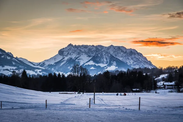 从德国村庄Reit Winkl看奥地利山 在美丽的夕阳下 复制空间 — 图库照片