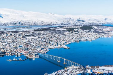 Storsteinen tepesinden Norveç 'teki Troms şehrine inanılmaz bir manzara, deniz seviyesinden yaklaşık 420 metre (1378 feet) yükseklikte bir dağ çıkıntısı