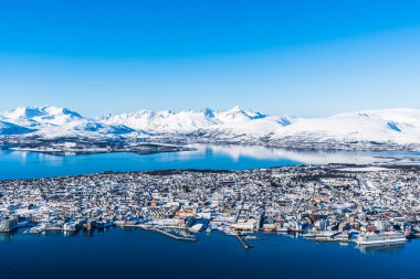 Tromso, Norveç, 6 Mart 2022: Storsteinen zirvesinden Norveç 'in Tromso şehrine inanılmaz bir manzara, deniz seviyesinden yaklaşık 420 metre (1378 ft) yukarıda bir dağ çıkıntısı, kopyalama alanı