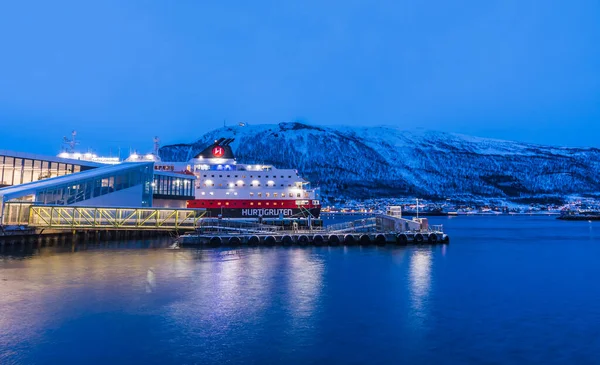 노르웨이 2022 Hurtigruten English Express Route 항구와 화물을 운송하는 노르웨이의 — 스톡 사진