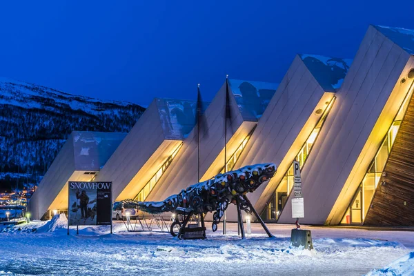 Tromso, Norveç, 4 Mart 2022: Polaria dünyanın en kuzeydeki akvaryumu, mimarisi buz kütlelerini resmediyor.