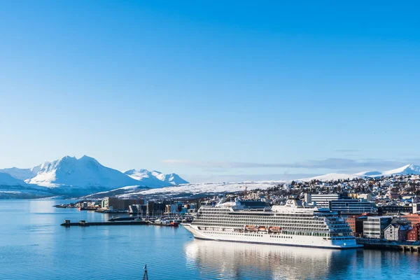 노르웨이 2022 겨울날 노르웨이 소항구에 유람선 — 스톡 사진