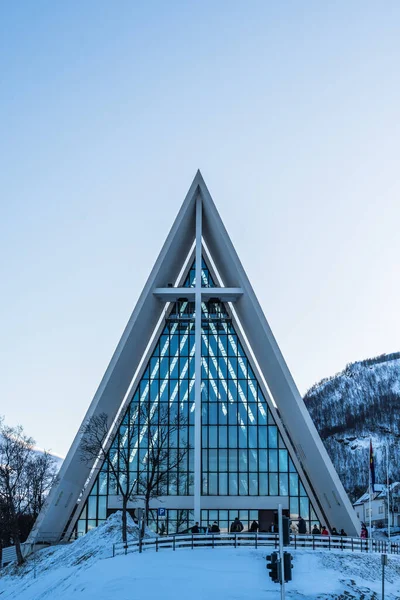Tromso, Norveç, 6 Mart 2022 Tromsdalen Kilisesi (Norveççe: Tromsdalen kirke, Ishavskatedralen) Norveç Kilisesi 'nin bir kilisesidir. Modern beton ve metal kilise 1965 yılında inşa edilmiştir. Dikey