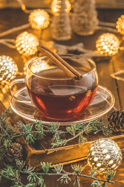 Szklanka Herbaty Drewnianym Stole Ozdobiona Boże Narodzenie Pionowa — Zdjęcie stockowe
