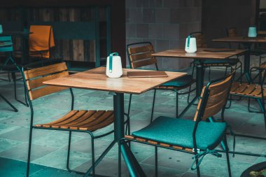 Endüstriyel masaları ve sandalyeleri olan bir kafe dışında.