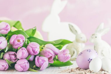 Paskalya dekorasyonlu taze pembe laleler, pembe, yeşil ve beyaz renkler.