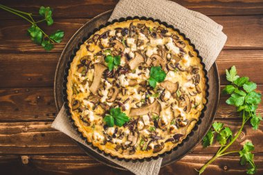 Tahta masada maydanozlu vejetaryen mantarlı tart.