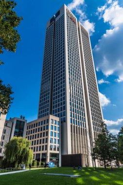 Frankfurt, Almanya - 04.09.2021: Frankfurt, Almanya 'da UBS logolu Opernturm (Opera Kulesi) gökdeleni. UBS merkezi İsviçre 'nin Zürih şehrinde bulunan bir küresel finans hizmeti şirketidir.