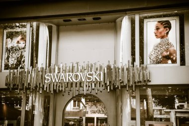 Frankfurt, Almanya - 04.09.2021: Frankfurt 'un yaya bölgesinde bir Swarovski kuyumcusunun vitrini