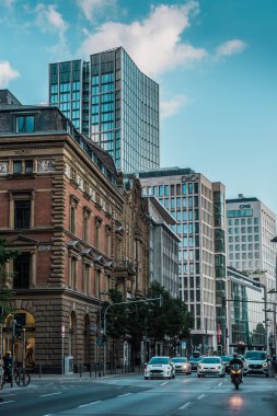 Frankfurt am Main, Almanya - 04.09.2021: Akşamın erken saatlerinde eski ve modern binaların bulunduğu çok şeritli cadde