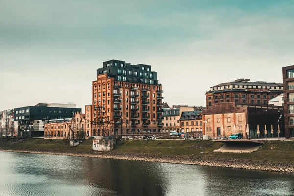 Mannheim, Almanya - 26.03.2021: Tuğla fabrikası binaları Mannheim limanındaki konut binalarına dönüştürüldü. Pop Akademisi 'nin modern siyah binasını terk etti (Popakademie).