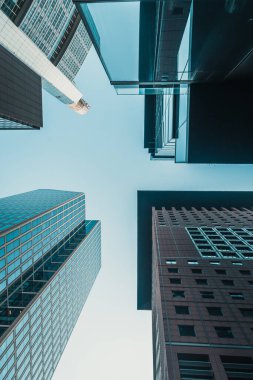 Aşağıdan görünen modern gökdelenler. Dikey. Mavi renkler. Frankfurt am Main, Almanya 'daki Omni Tower, Japan Center, Commerzbank Tower ve Taunusturm binalarıdır.