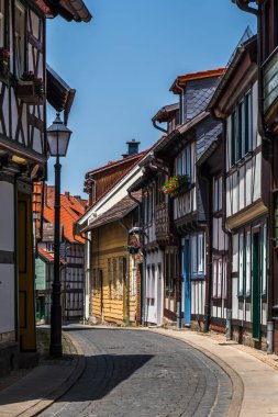 Wernigerode, Harz, Saksonya-Anhalt, Almanya 'da yarı keresteli evleri olan bir cadde. Dikey.