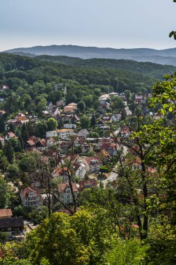 Saksonya-Anhalt 'daki Alman Harz dağlarındaki Wernigerode kasabasının manzarası.