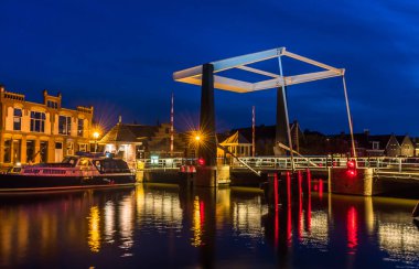 Lemmer Limanı, Friesland, Hollanda 'daki Bascule Köprüsü' nde güzel bir gece ışığı var.