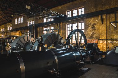 Lemmer, Hollanda - 11 Ağustos 2022: Hollanda 'nın Lemmer kentindeki en büyük buhar pompalama istasyonunda türbinli makine salonu. UNESCO Dünya Mirası Alanı.