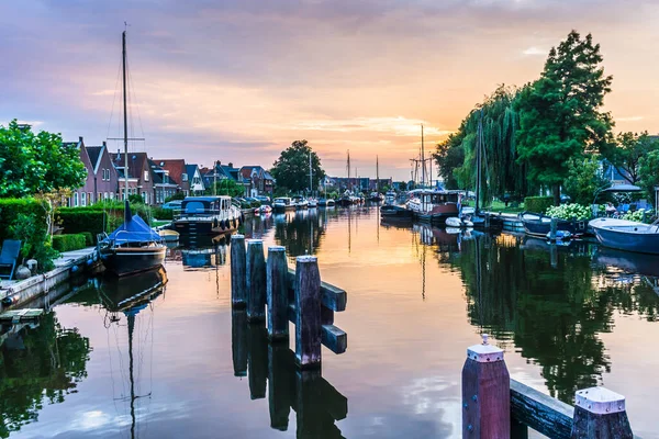 オランダ フリースラントのレマー市の運河の眺め日没後 — ストック写真