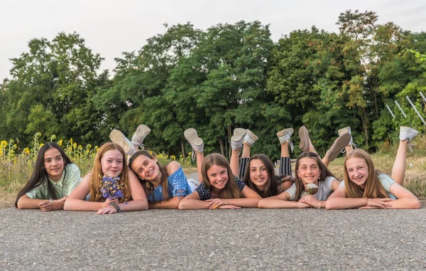 Sedm Dospívajících Dívek Ležících Ulici Kopírovací Prostor — Stock fotografie