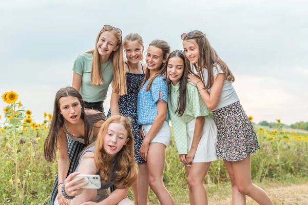 Teenage Girls Take Selfie Summer — Stock Photo, Image