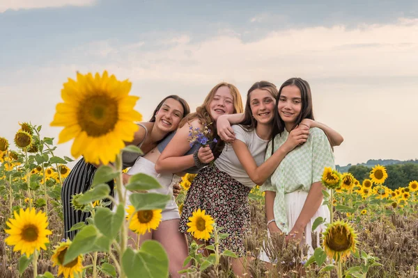Four Teenage Girls Field Sunflowers Late Summer Afternoon Large Sunflower — Stock Photo, Image