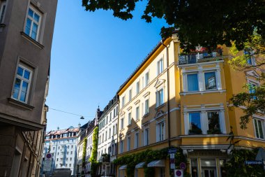 Münih 'teki özel evler, apartmanlar, konut binaları, apartman daireleri, kırmızı yapraklar.