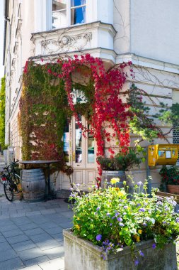 Haidhausen 'de mavi gökyüzü ve güneş ışınlarıyla güzel bir köşe evi.
