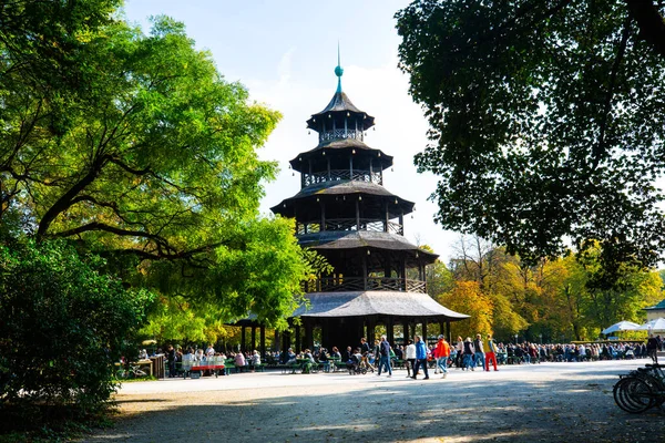 Китайская Башня Английском Саду Мюнхена Осенью Стоковая Картинка