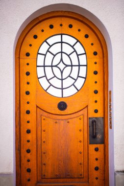 Dekorasyonlu eski kapı, sanat eserleri, aynalar, süsler