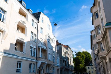 Münih 'te evler, Schwabing' de yenilenmiş binalar. Yeni bina, eski bina.
