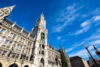 Münih belediye binası, sonbahar, açık mavi gökyüzü