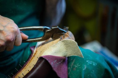 Usta ayakkabı üreticisi, usta ortopedik, usta ortopedi uzmanı.