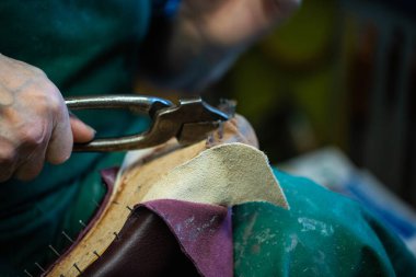 Usta ayakkabı üreticisi, usta ortopedik, usta ortopedi uzmanı.